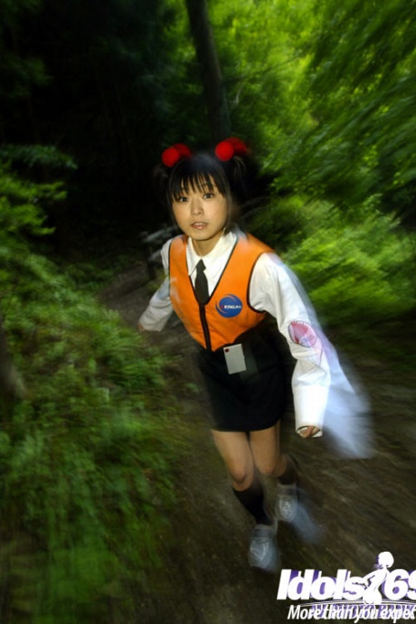 Улыбчивая студентка-азиатка показывает свои крошечные сиськи и пушистую пизду на открытом воздухе 5