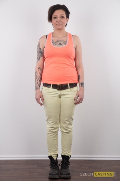 Татуированная любительница Миса показывает свою подстриженную киску после полного раздевания 2