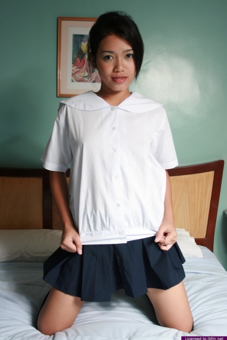 Азиатская школьница дебютирует обнаженной в черных гольфах выше колена 1