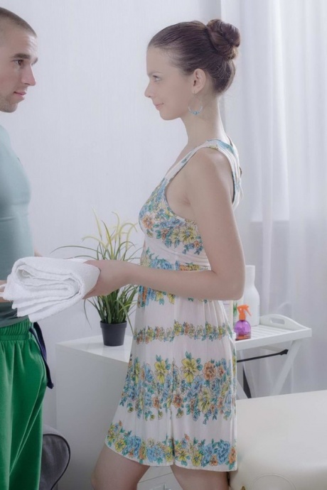 Высокая молоденькая Мэри занимается сексом со своим массажистом во время обтирания на столе 10