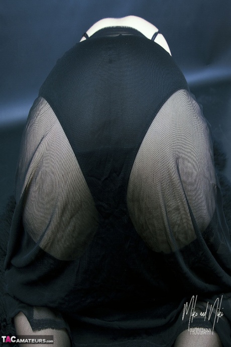 Толстая старуха Савана позирует не обнаженной в черном нижнем белье и прозрачных чулках 12