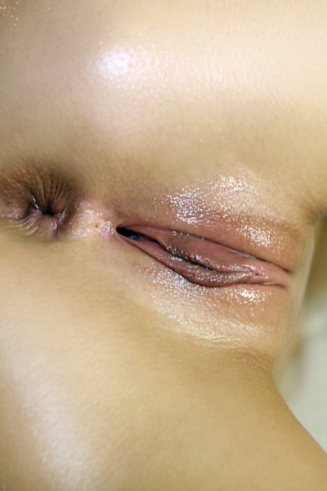 Обнаженная молоденькая Promise демонстрирует свою бритую киску, покрытую детским маслом 15