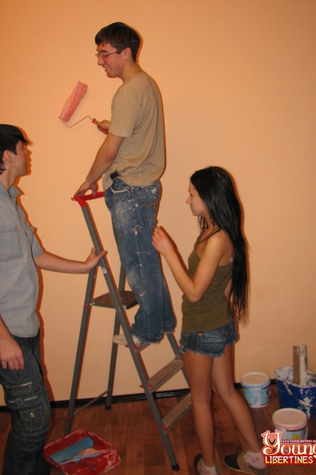 Сеанс покраски дома приводит к ММФ сексу для этих возбужденных подростков 3