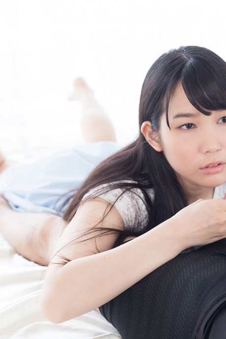 Симпатичная японская девушка на высоких каблуках сосет член и слизывает липкую сперму 14