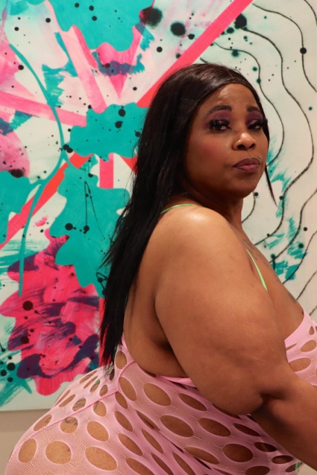 Тучная негритянка Симона Тайк работает своей огромной задницей во время акции SFW 1