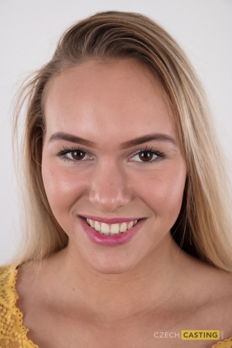 Полностью одетая 18-летняя Сильви стоит голой задницей после того, как сняла с себя одежду 1