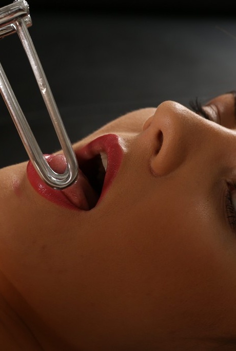 Горячая девушка Франческа Ди Каприо раздвигает свою киску щипцами до тех пор, пока не потечет моча 15