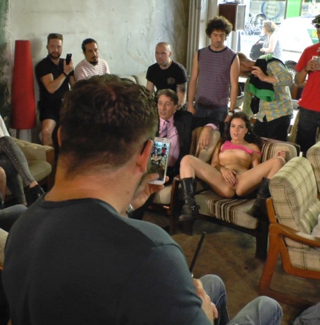 Кавказская девушка прогуливается обнаженной по площади, прежде чем заняться сексом на публике 7