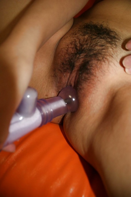 Похотливая азиатка Эйко Арита немного дрочит киску и развлекается с игрушками 12