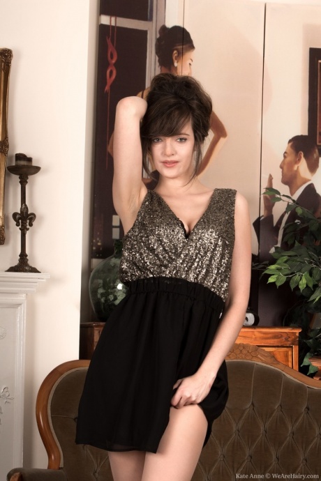 Соло-девушка Кейт Энн высвобождает свою натурально волосатую киску из прозрачного шланга 1