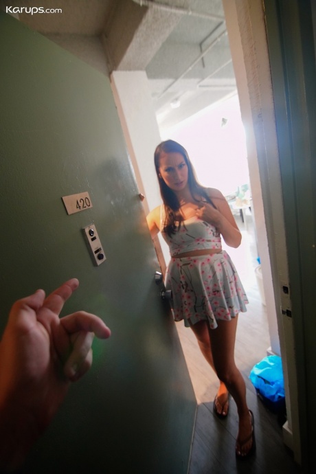 Милфа брюнетка Тиффани Кейн занимается сексом от первого лица со своей ближайшей соседкой 1