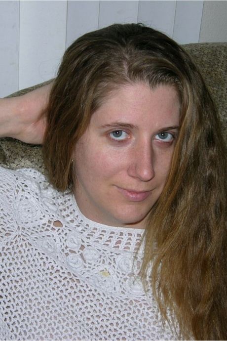 Пухленькая домохозяйка кончает на подстриженную киску после секса на своей кровати 17