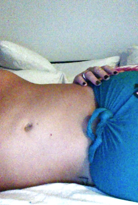 Пышногрудая евро леди Лиэнн Кроу демонстрирует массивные дыни на самодельных селфи 1