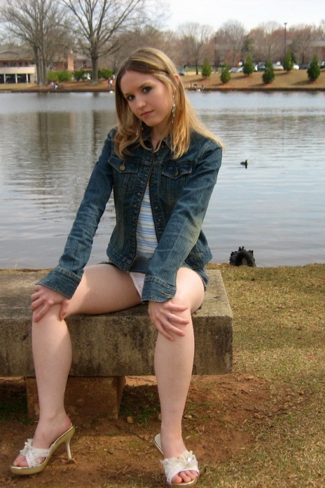 Симпатичная распутная молоденькая Шелби сверкает своими твердыми сосками у озера в общественном парке 2