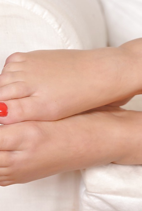 Длинноногая европейская красотка Сьюзи Фокс демонстрирует сексуальные босые ножки после снятия джинсов 14