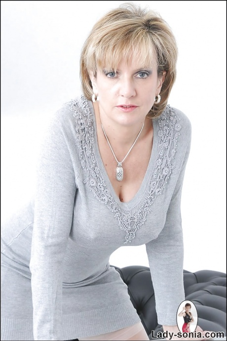 Потрясающая модель леди Соня снимает свои потрясающие белые трусики 1