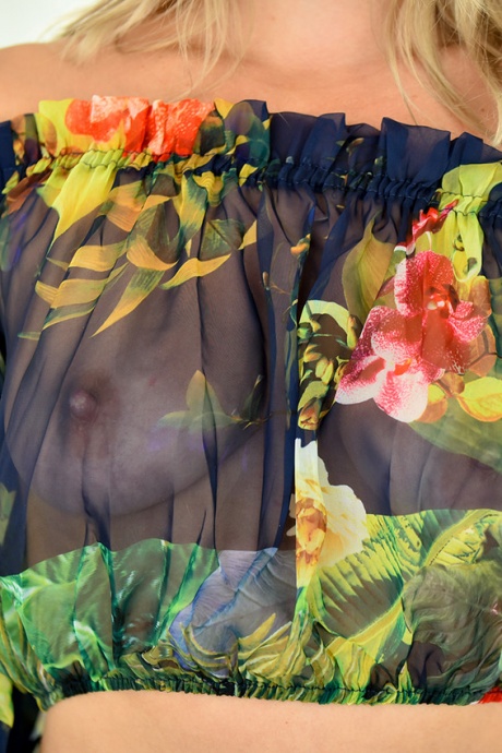 Блондинка-любительница Даниэль модель полностью обнажена перед примеркой нижнего белья 10