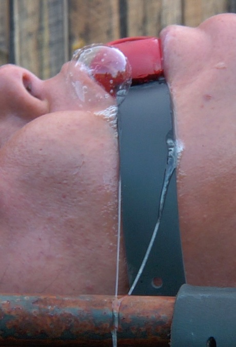 Рабыню Лондон Ривер удерживают различными способами во дворе 8