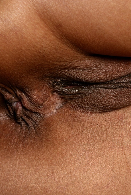 Коротко стриженная негритянка с проколотыми сосками пробует свои силы в моделировании обнаженной натуры 15