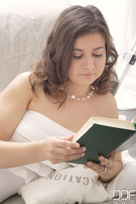 Сладкая молоденькая Кайя прыгает на члене своего парня после того, как устала читать книгу 1