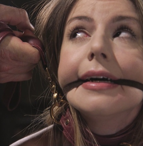 Британская девушка Стелла Кокс проходит болезненную тренировку рабыни 3