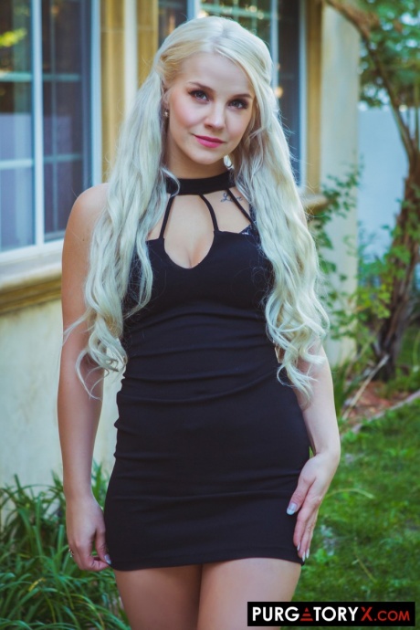 Горячая жена-блондинка Белла Джейн отсасывает мужчине на глазах у мужа-рогоносца 4