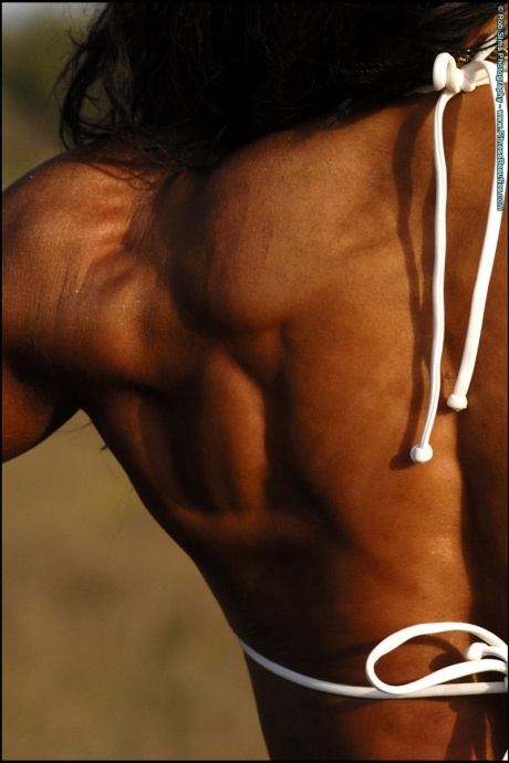 Культуристка Дейдре Пагнанелли демонстрирует свое мускулистое тело в бикини 14