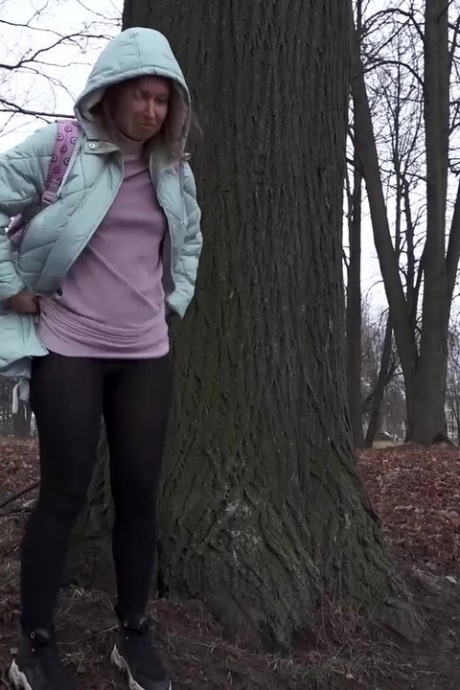 Расстроенная девушка Рита стягивает колготки, чтобы пописать во время прогулки по лесу 3