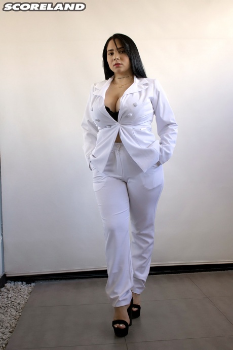 Толстая латиноамериканка Ким Велес обнажает свою большую грудь в нижнем белье-стрингах 1