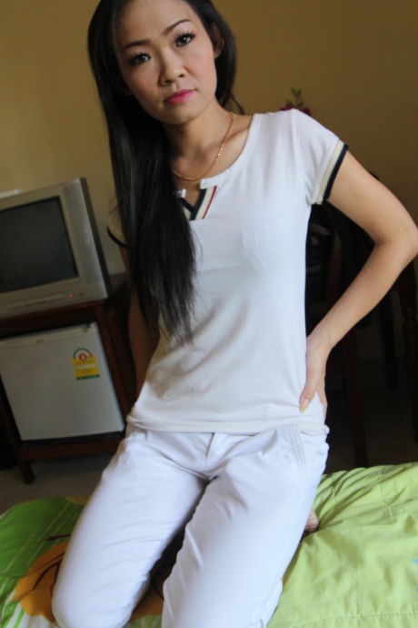 Миниатюрная вьетнамка Хонг отдает свою волосатую киску секс-туристу 2