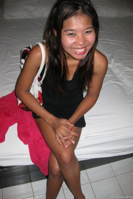 Миниатюрная тайская девушка моет свою бритую киску после секса без седла с туристом 10