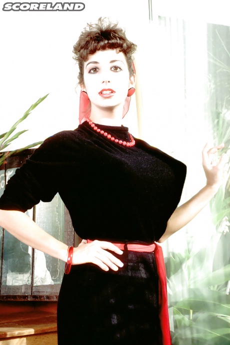 Пожилая модель с большими сиськами Девон Дэниелс расхаживает в чулках, обнажая киску 1