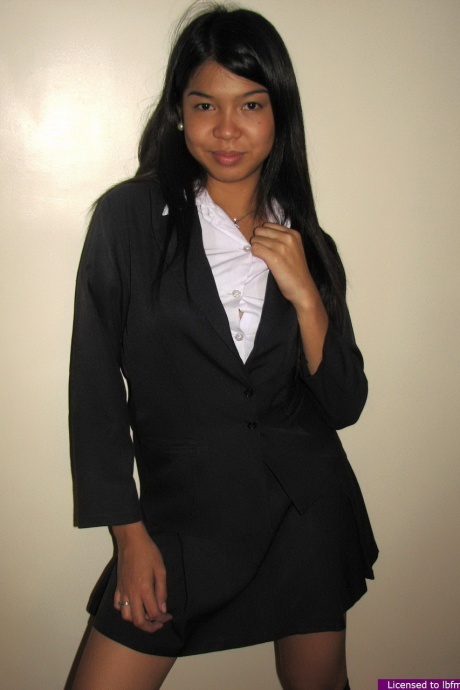 Азиатская школьница снимает хлопчатобумажное нижнее белье и позирует обнаженной в черных носках 1