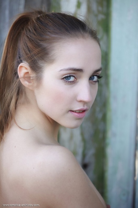 Русская молоденькая Зара демонстрирует свое зрелое тело в обнаженном виде в охотничьем домике 16