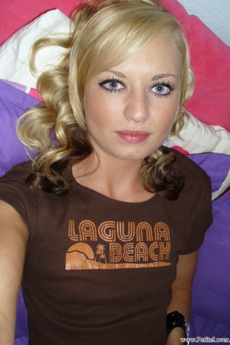 Худенькая любительская красотка Тифф показывает свою аппетитную киску на камеру 2