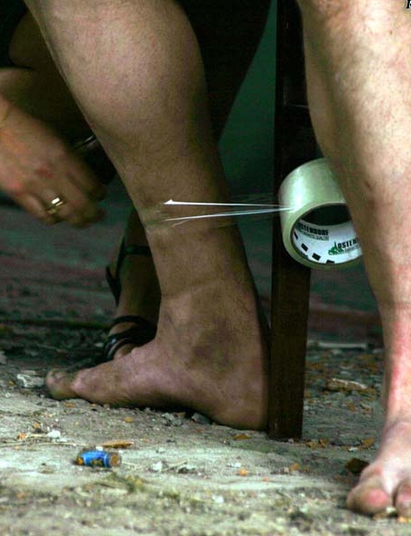 Русские женщины пытают голого мужчину в уединенном месте 7