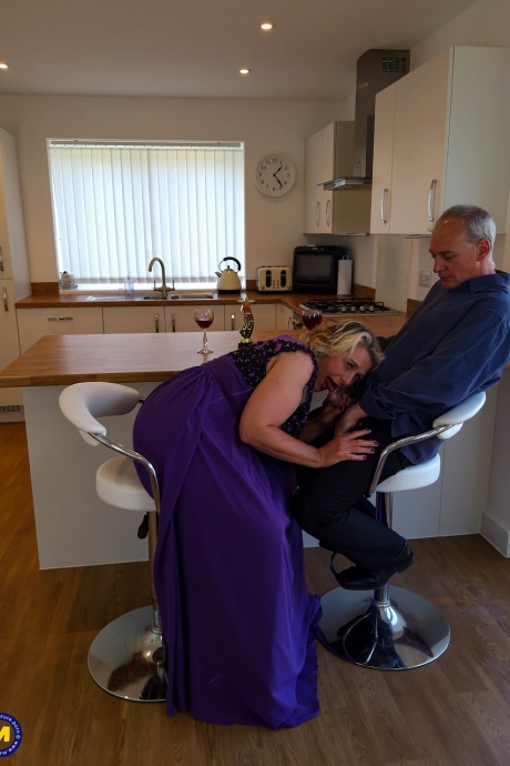 Старая блондинка сверкает своими подвязками во дворе перед сексом на кухне 4