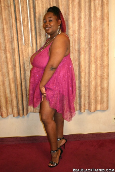 Негритянка толстушка с отвисшей грудью занимается сексом в черном от черной киски до рта 3