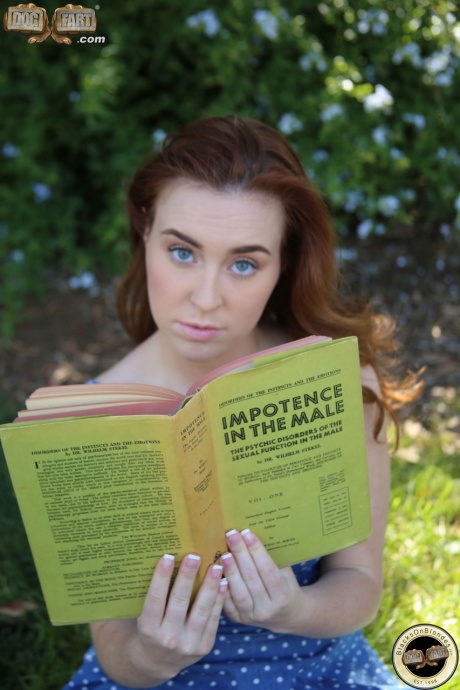 Миниатюрную рыжеволосую шлюшку Джесси Паркер трахают братья с улицы 1