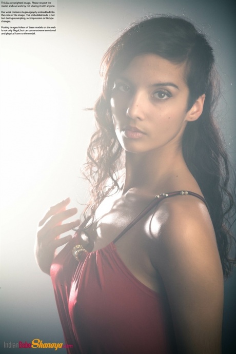 Красивая женщина Дези снимает свое платье, чтобы обнажить свои большие натуральные сиськи 9