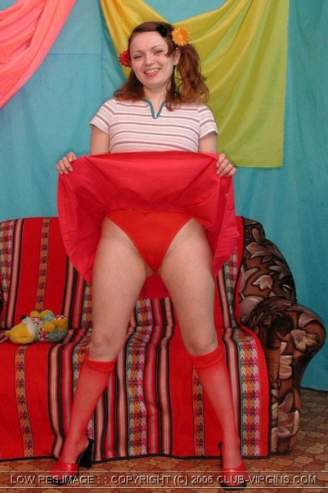 Молодо выглядящая рыжеволосая девушка держит плюшевого мишку перед сексом со своим парнем 3