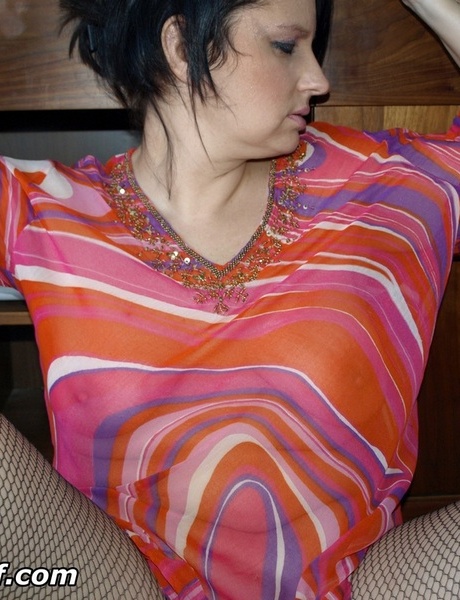 Толстая зрелая жена заводится и играет с пылесосом 14