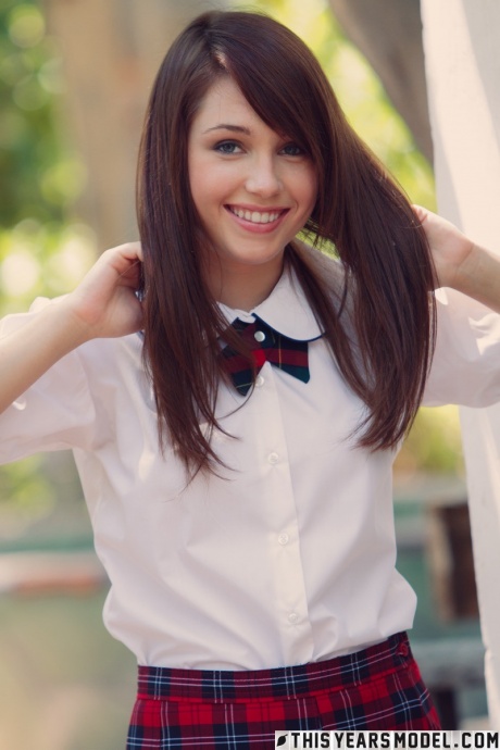 Очаровательная студентка Марисса Мэй раздевается в саду в белых носках 4