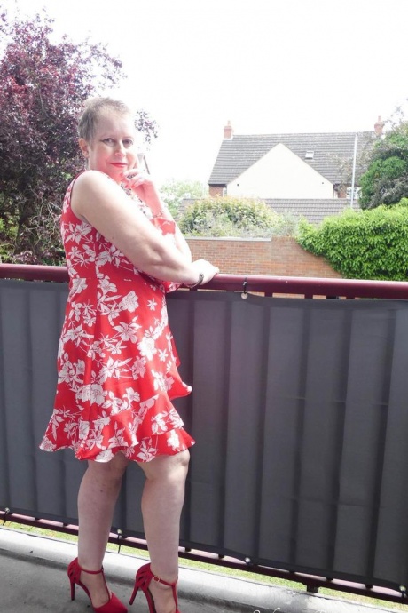 Зрелая шикарная любительница София обнажает свою большую задницу и киску в красных туфлях на каблуках 15