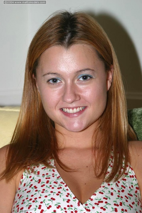 Симпатичная неопытная девушка расстегивает молнию на своем платье, обнажая свою тугую попку и щелочку 1