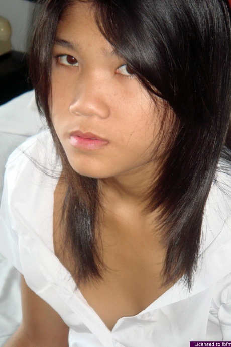 Молодая азиатка Эппл освобождает свою лысую киску от белых хлопчатобумажных трусиков 1