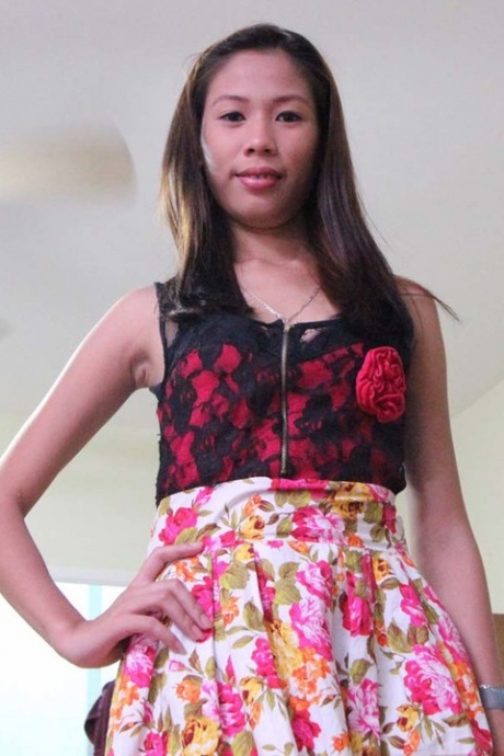 Азиатская любительница Киана демонстрирует юбку без трусиков перед сексом от первого лица с туристом 2