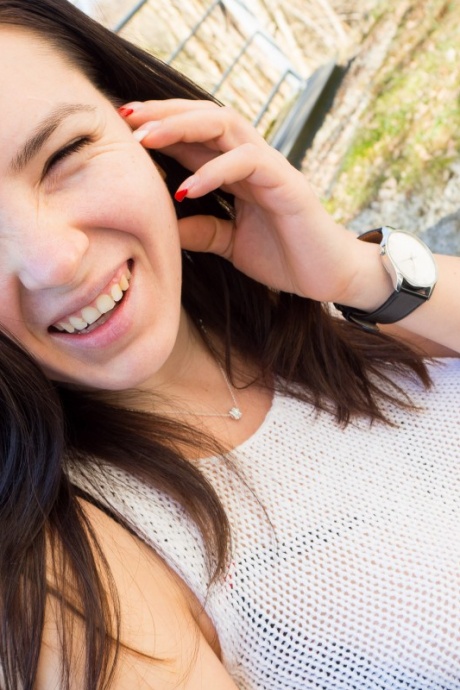 Девушка-одиночка Талия Аманда достает свои молоточки, одетая в рваные джинсы 5