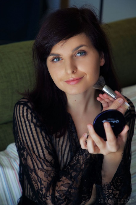 Молодая брюнетка Флака вставляет фаллоимитатор в свою киску, лежа на диване 1