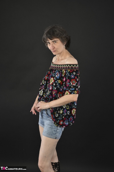 Горячая мамаша-любительница постарше обнажает отвисшие сиськи перед тем, как крупным планом показать свою киску 3